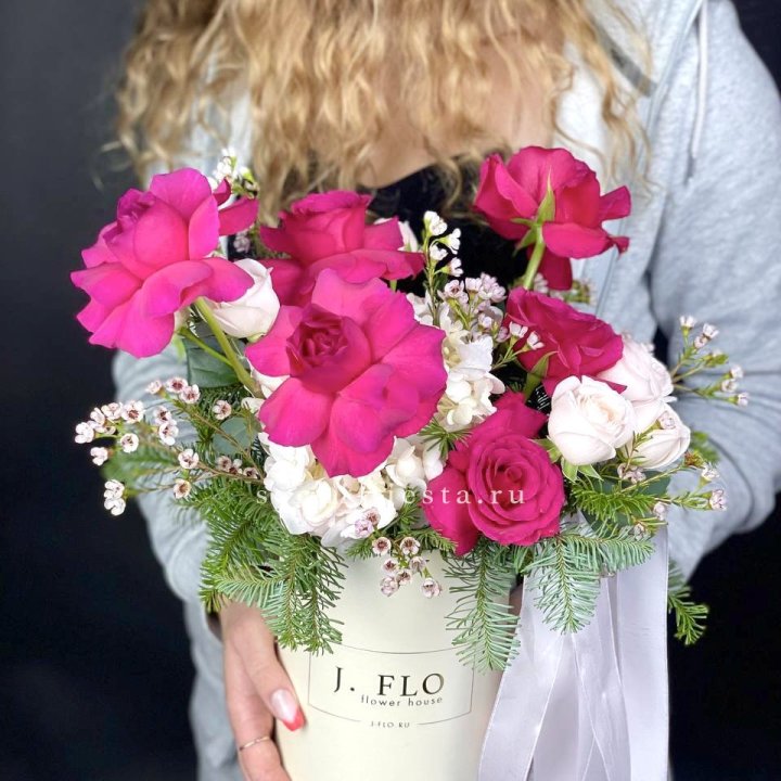 Новогодняя композиция в коробке пинк розе в Ижевске