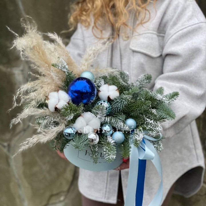 Новогодняя композиция в коробке блю в Ижевске