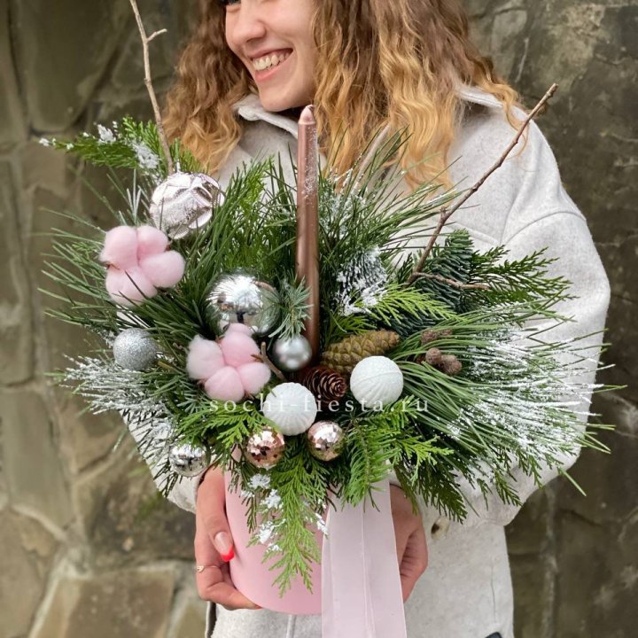 Новогодняя композиция в коробке пинк в Ижевске