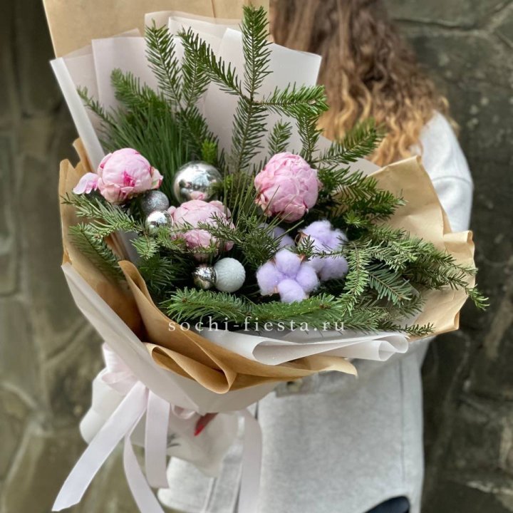Новогодний букет с пионами  в Ижевске