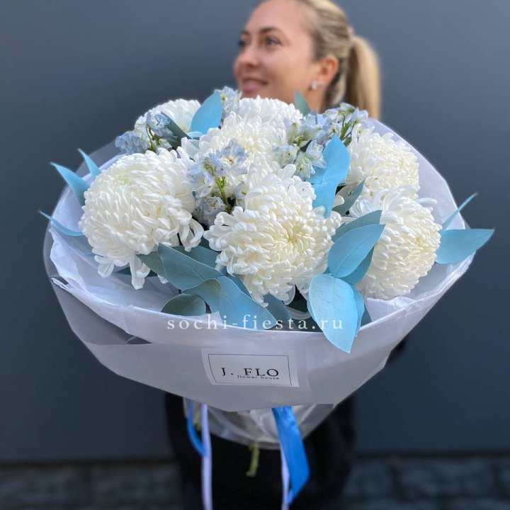 Букет хризантем Бигуди и дельфиниума  в Ижевске