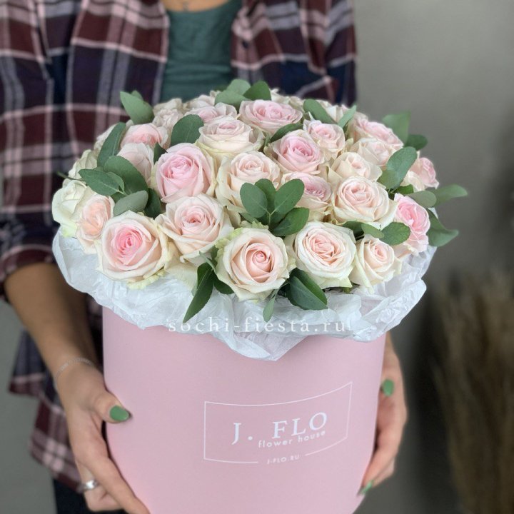 35 розовых роз в цилиндре в Ижевске