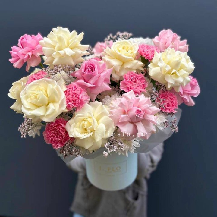 Коробка французских роз и диантусов "Бони" в Ижевске