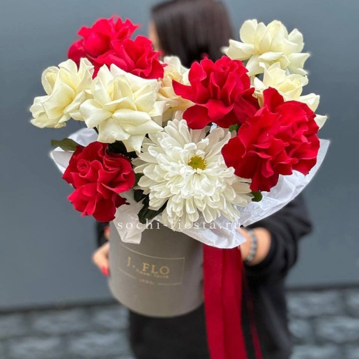 Французские розы с хризантемой в боксе в Ижевске