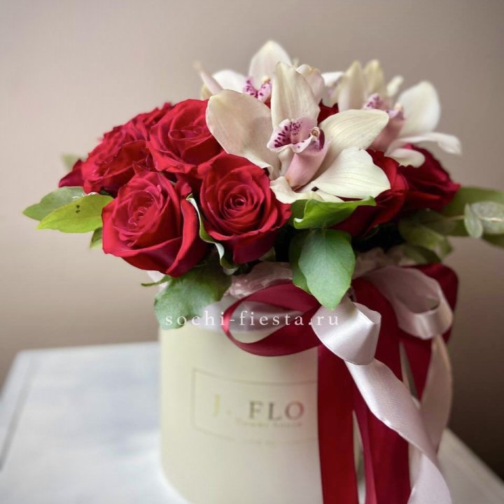 Розы и орхидеи в боксе в Ижевске