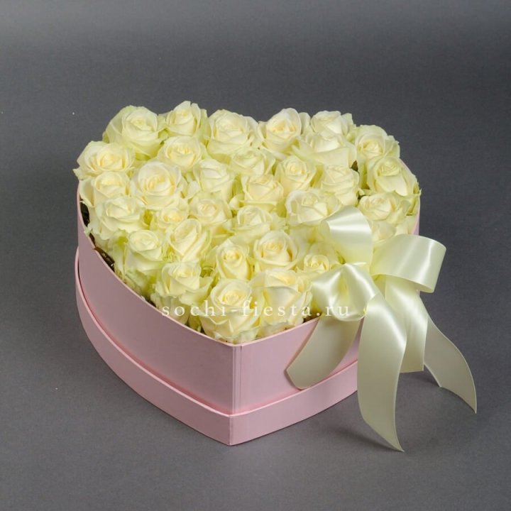 35 белых роз в коробке "Сердце" в Ижевске