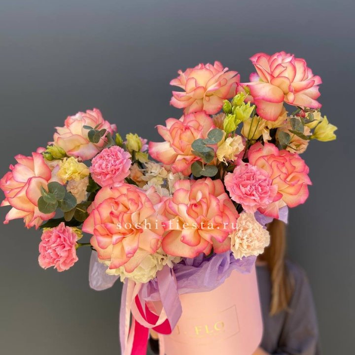 Бокс нежный с розами в Ижевске