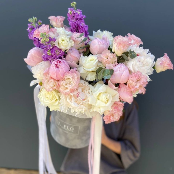 Дизайнерский цилиндр с пионами "Ривьера" в Ижевске