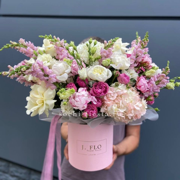 Дизайнерский цилиндр с пионами "Саманта" в Ижевске