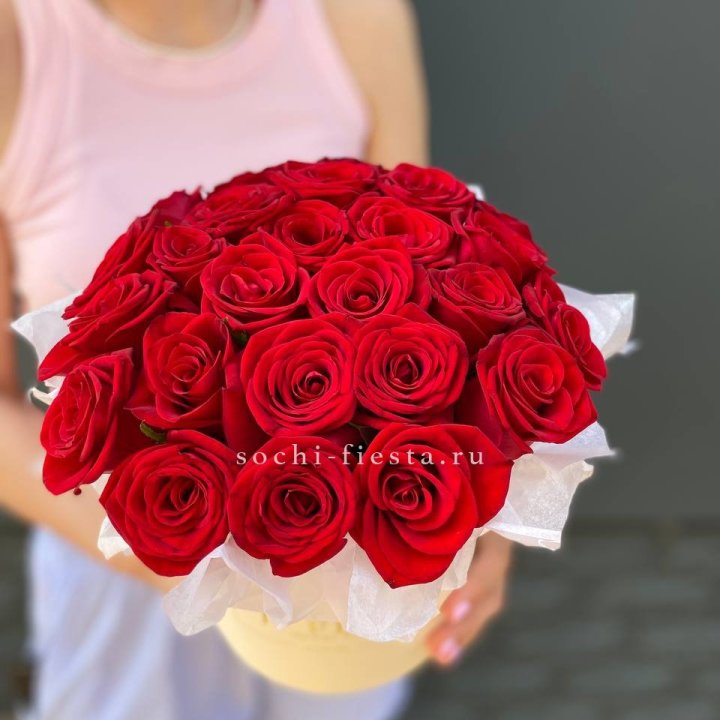Красные розы в цилиндре в Ижевске