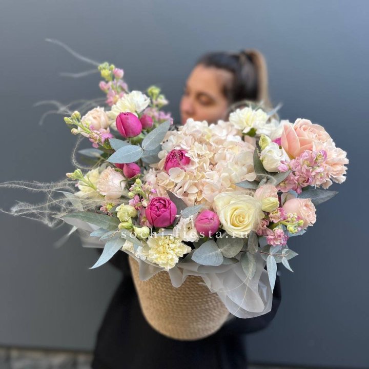 Цветочная композиция в джутовом боксе  в Ижевске