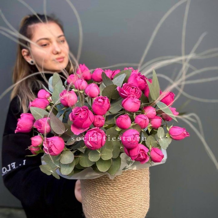 Пионовидные розы Мисти Бабблс в джутовом кашпо в Ижевске