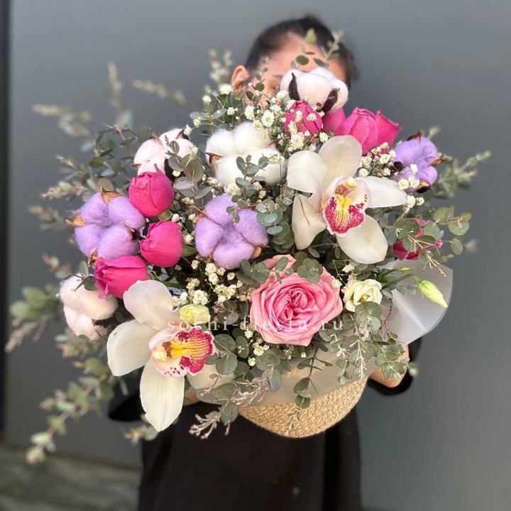 Орхидея и розы в джутовом кашпо в Ижевске