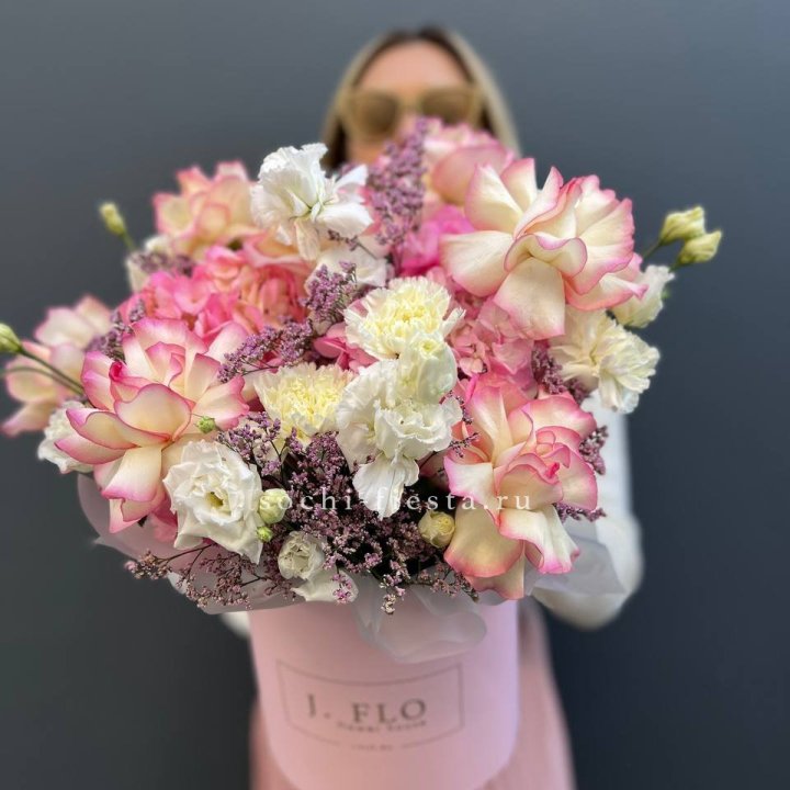 Цветочная композиция "Глория" в боксе в Ижевске