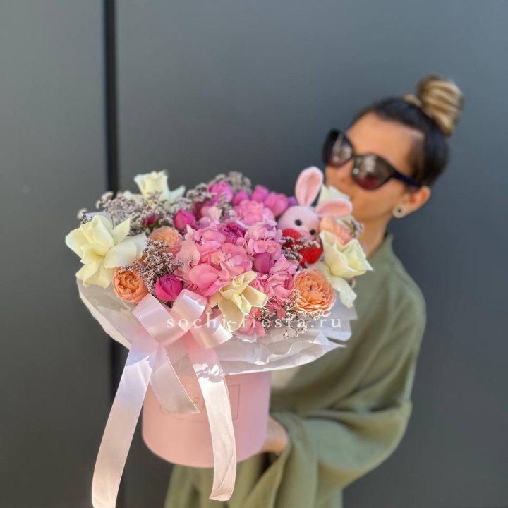 Дизайнерский цилиндр с игрушкой "Лола" в Ижевске