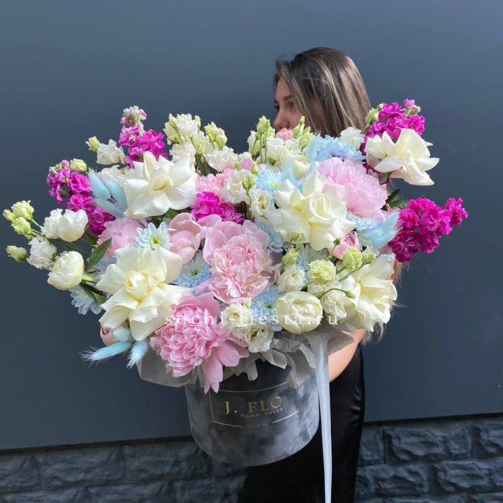 Дизайнерский цилиндр "Пионы гарден" в Ижевске