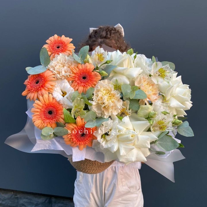 Розы и герберы в джутовом кашпо "Георгино" в Ижевске