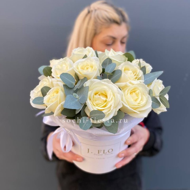 15 белых роз в боксе в Ижевске