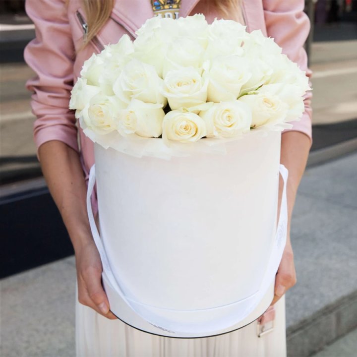 35 белых роз в цилиндре в Ижевске