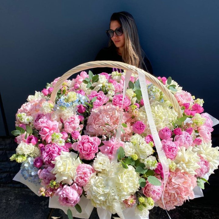 Цветочная корзина из пионов и пионовидных роз "Перфекте" в Ижевске