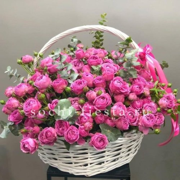 65 пионовидных кустовых роз в корзине в Ижевске