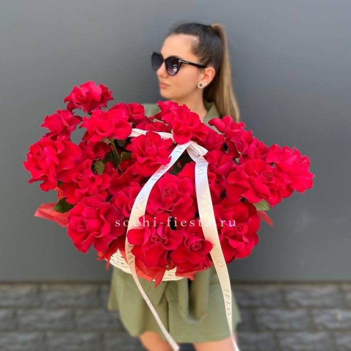 Красные французские розы в корзине в Ижевске