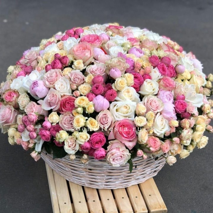 Цветочная корзина из пионов и пионовидных роз "Юниверсити" в Ижевске