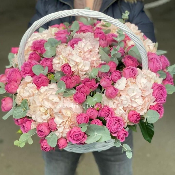 Корзина с гортензией и Мисти Баблс в Ижевске