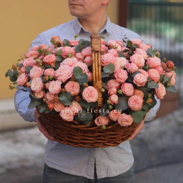 Корзина из 101 пионовидной розы в Ижевске