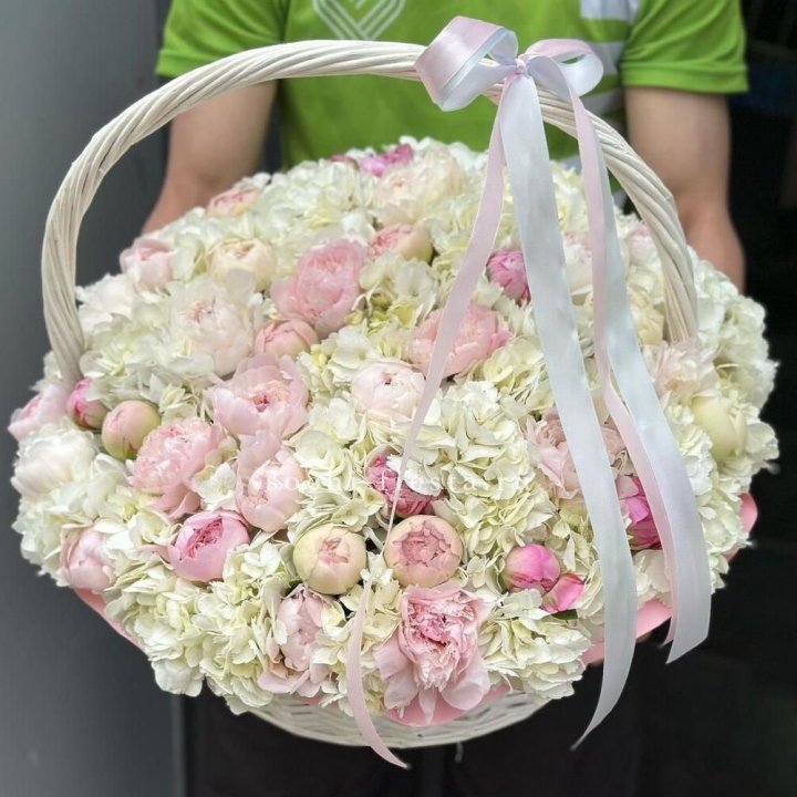 Премиум корзина гортензий и пионов в Ижевске