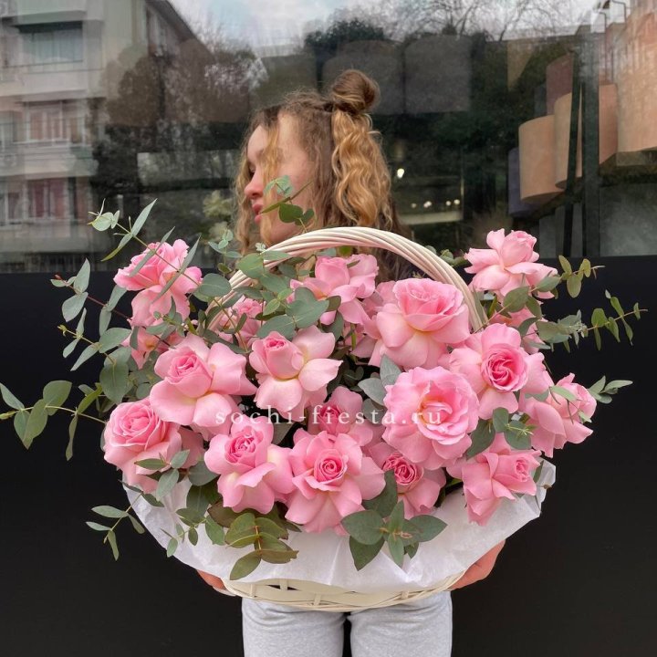 25 роз в цветочной корзине  в Ижевске
