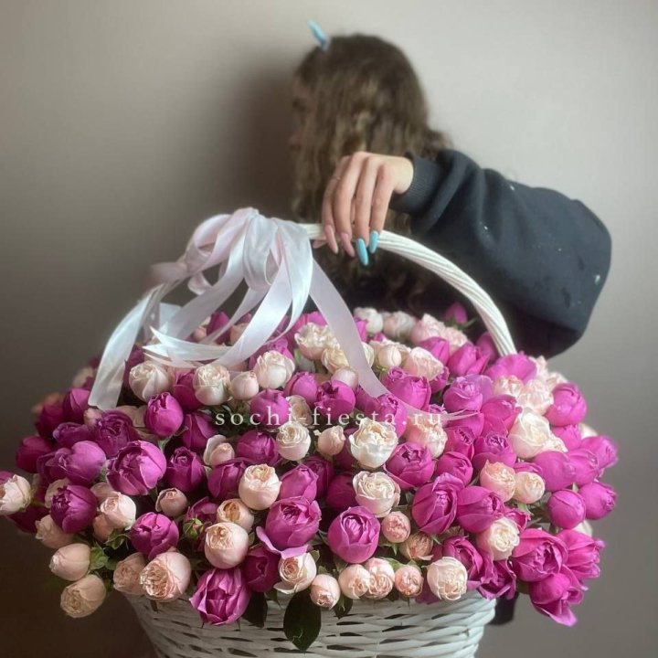 Премиум корзина пионовидных кустовых роз в Ижевске