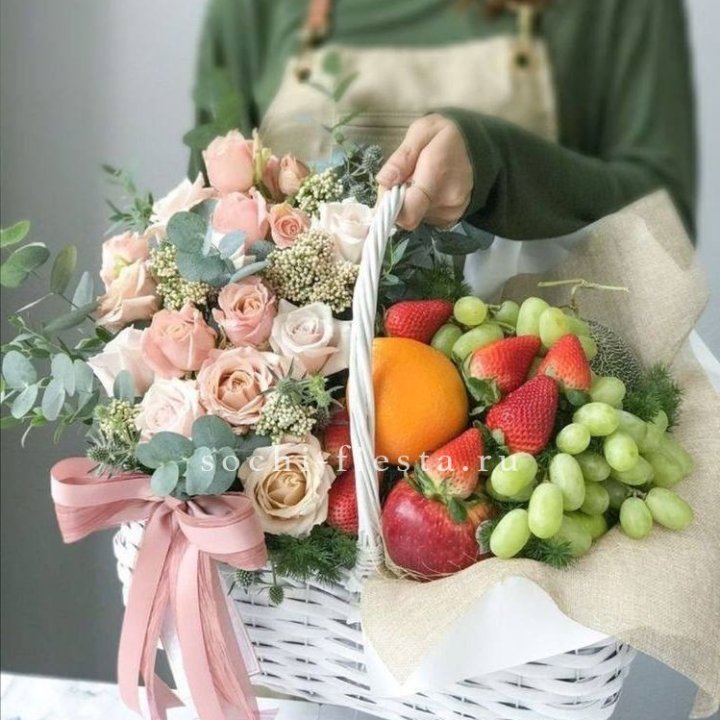 Фруктовая корзина c цветами в Ижевске