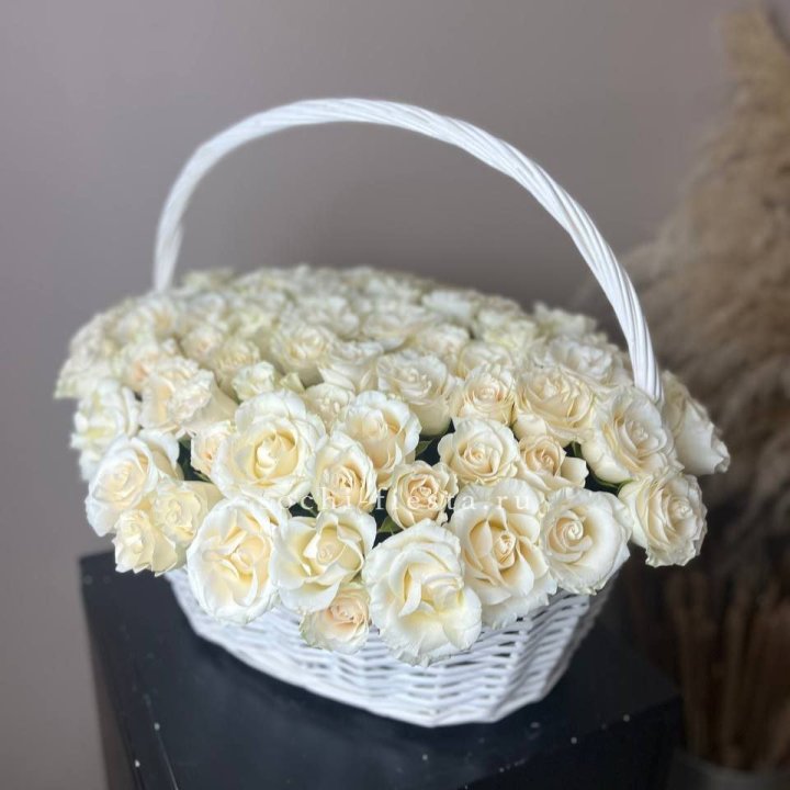 101 белая роза в корзине в Ижевске