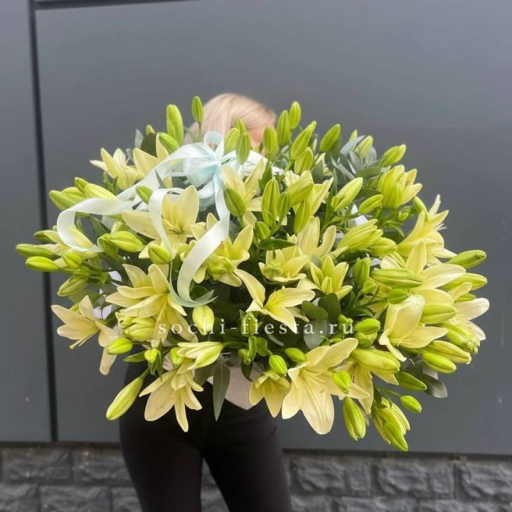 Лилии в корзине в Ижевске