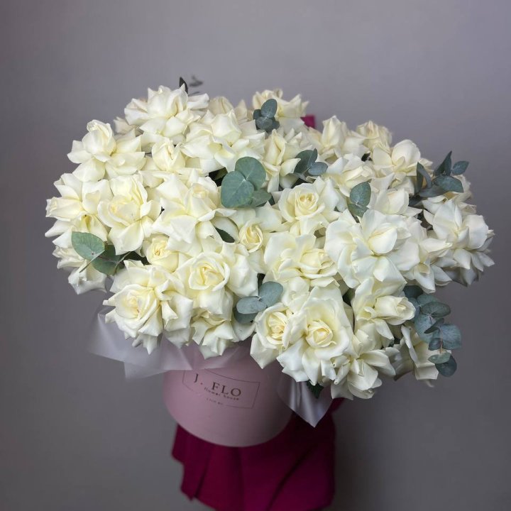 37 белых роз в боксе в Ижевске