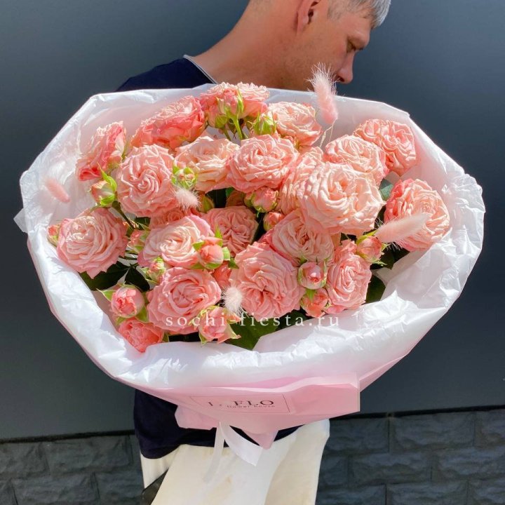 Пионовидные розы Мадам Бомбастик в Ижевске