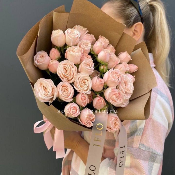 Кустовые розы Бомбастик в крафте в Ижевске