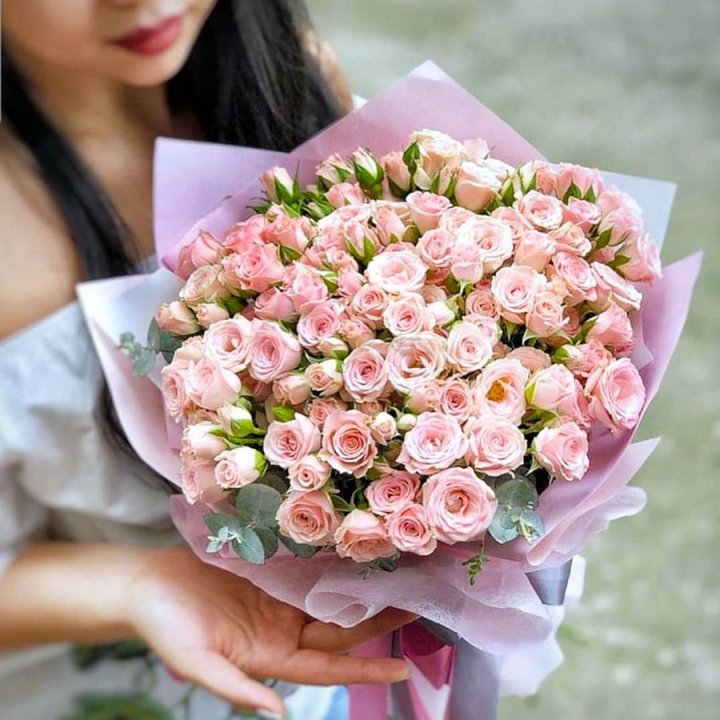 Кустовые розы с эвкалиптом в Ижевске