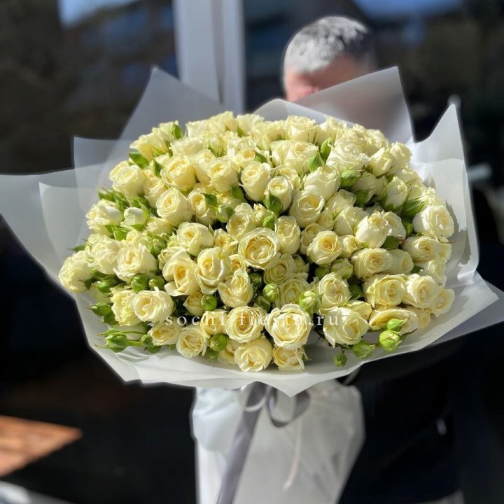 Белые кустовые розы 31 шт в Ижевске