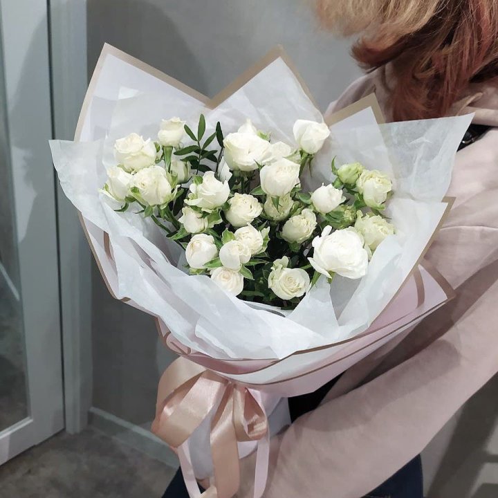 Белоснежные кустовые розы в Ижевске