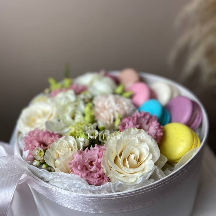 Цветы в цилиндре с макаронс "Прованс" в Ижевске
