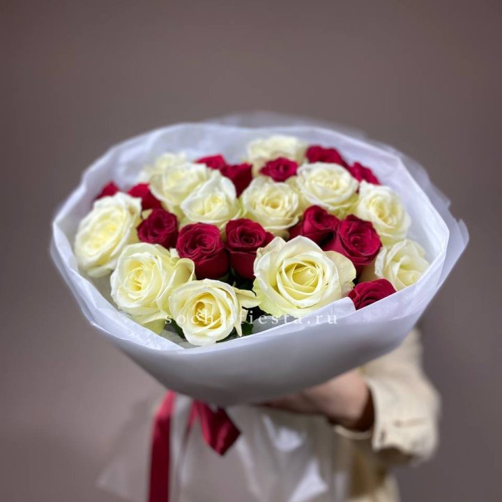 Букет их красных и белых 25 роз в Ижевске