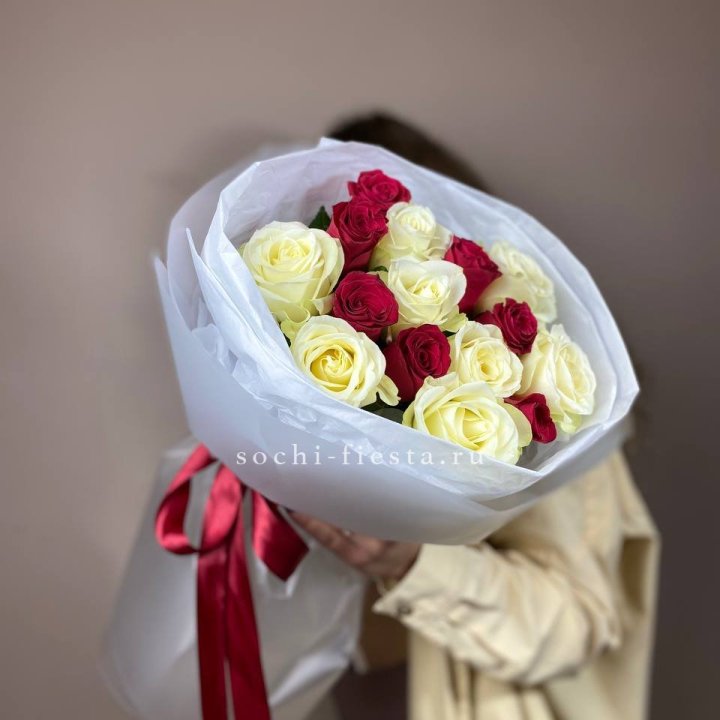 Букет из красных белых 15 роз в Ижевске