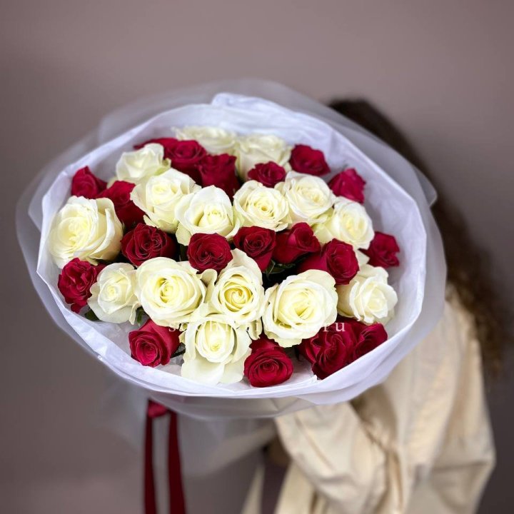 Букет из красных белых 35 роз в Ижевске