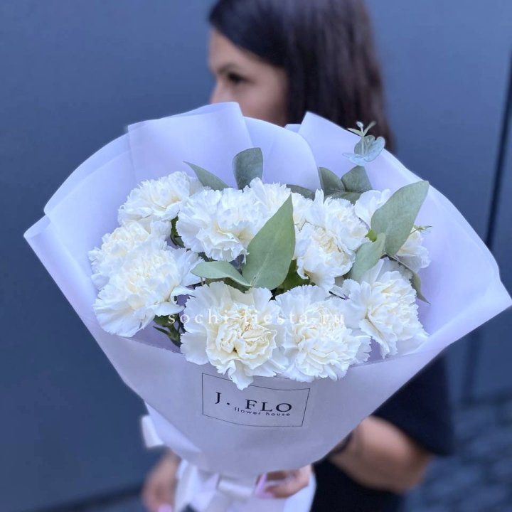 Букет белых диантусов с эвкалиптом в Ижевске