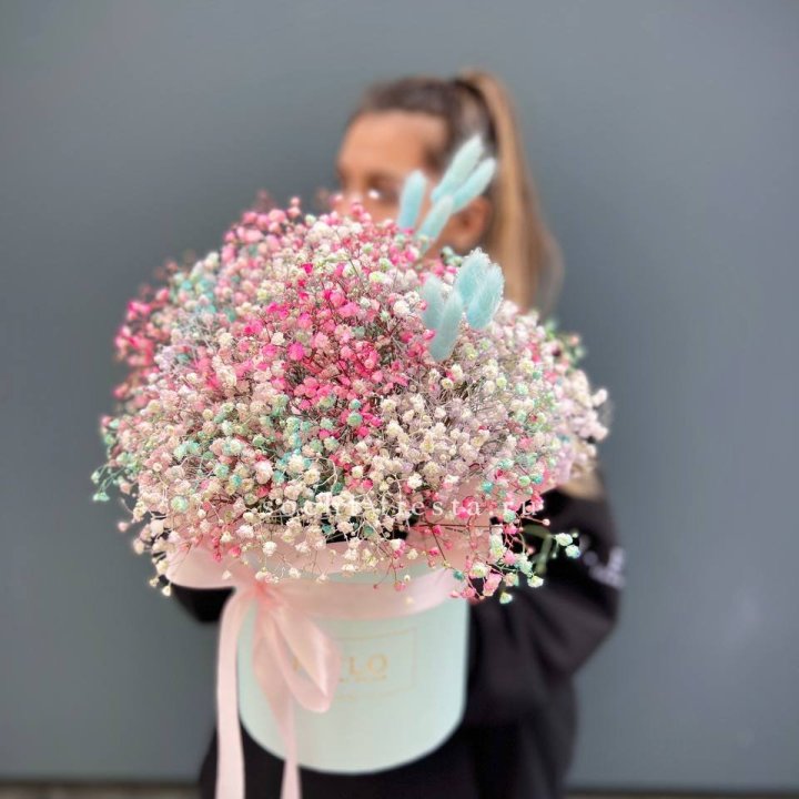 9 Радужных гипсофилы в шляпной коробке в Ижевске