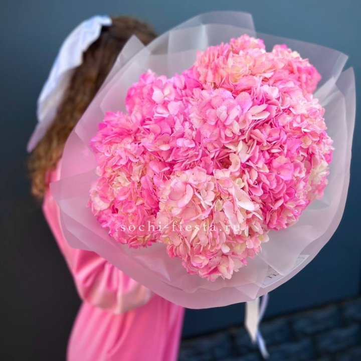 7 ярко розовых гортензий в Ижевске