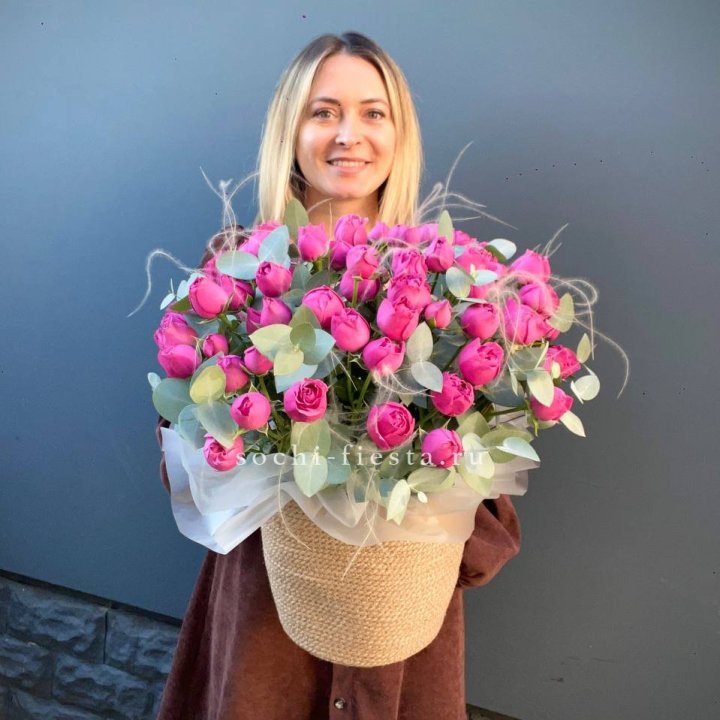 Пионовидные розы  в джутовом кашпо  в Ижевске