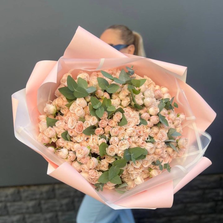 101 кустовая роза с эвкалиптом в Ижевске